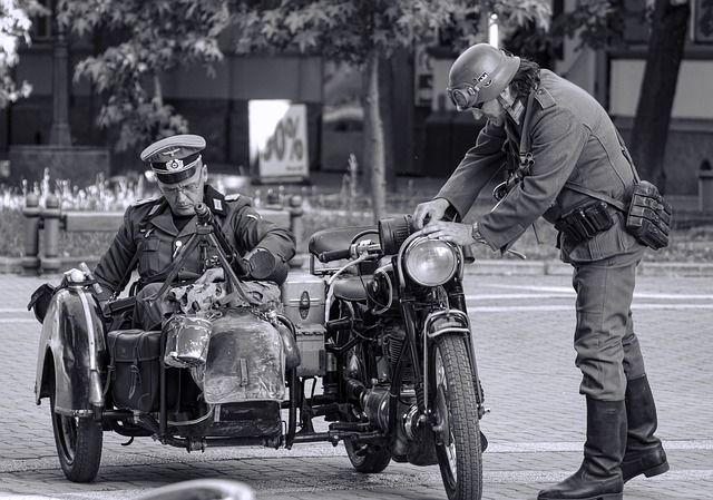Niemieccy żołnierze, hitlerowcy na motorze podczas drugiej wojny światowej